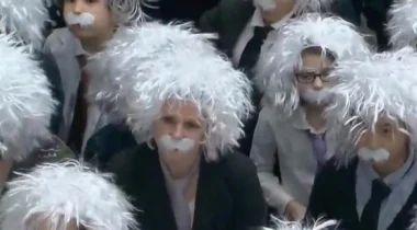 400 شخص على هيئة أينشتاين يجوبون شوارع كندا