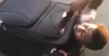 بالفيديو والصور.. مهاجر يختبئ في حقيبة سفر للهروب إلى سويسرا