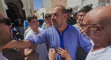 ناصر الزفزافي يصل الحسيمة ويتلقى واجب العزاء في وفاة والده(فيديو)