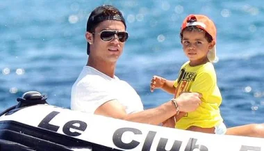 شاهد إبن كريستيانو رونالدو يطلب منه أن ينام معه أمام الصحافة