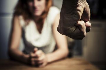 بنجرير.. معنف زوجته حاول الهروب من الشرطة عبر النافذة فتعرض لإصابات خطيرة!