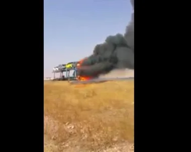 حريق مهول بشاحنة كبيرة تقل السيارات بين مراكش والبيضاء