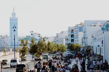 تجار الفنيدق يتساءلون: من المستفيد من "فوضى" احتلال الملك العمومي وإغراق المدينة بتجارة الأرصفة؟
