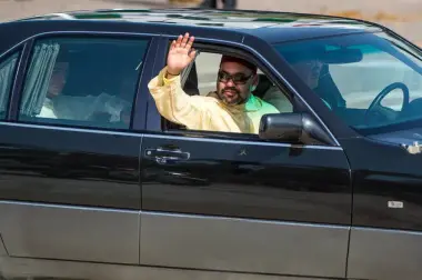 الملك محمد السادس في طريقه إلى تطوان.. تعزيزات أمنية مكثفة وتزيين الشوارع بالأعلام الوطنية