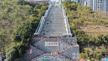 الصين تدشن أطول سلم متحرك خارجي في العالم.. مشروع ضخم يختصر مشقة التنقل في 20 دقيقة