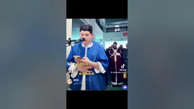 شاب جزائري يؤم المصلين بالتراويح ويتابع القراءة من المحمول(فيديو)