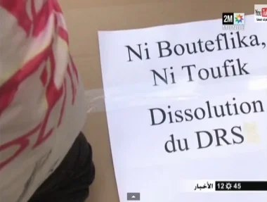 150 من المحتجين الجزائرين يحتجون أمام السفارة الفرنسية لعهدة ثانية لبوتفليقة