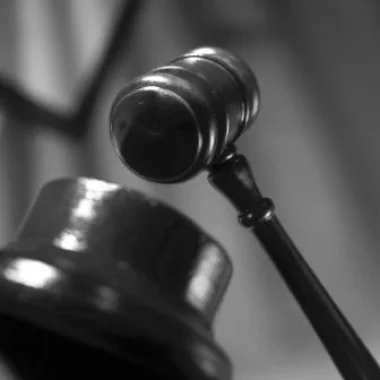 قاضي التحقيق بسلا يأمر بوضع 12 شخصا تحت المراقبة القضائية من أجل \"تبديد أموال عمومية\"