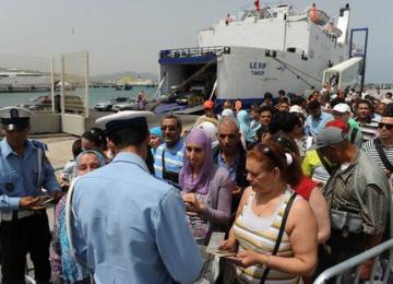 آلاف العمال المغاربة في إسبانيا يعودون إلى المغرب بسبب الأزمة الإقتصادية  