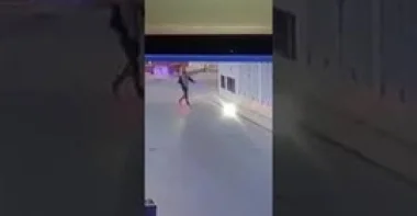 لحظة سرقة لص لحقيبة فتاة بحي السلام كازابلانكا (فيديو)