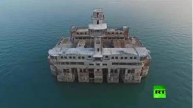 قصر سري من عهد السوفيت يحيط به البحر؟