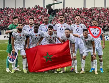 لاعب جزائري بفريق أولمبيك آسفي يُجبر على إزالة العلم المغربي من قميصه بسبب تهديدات الكابرانات (صورة)