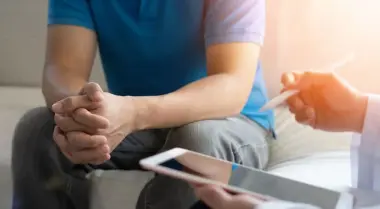شاب بريطاني يفقد قدرته على الإنجاب بعد علاج كيميائي.. وجراحة نادرة تعيد إليه الأمل