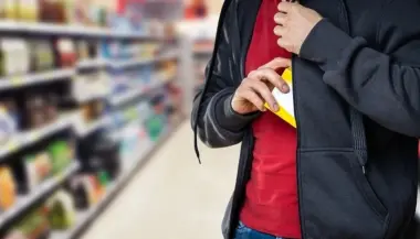 بدلاً من دعمه.. فصل موظف بريطاني بعد محاولته إحباط سرقة داخل متجر