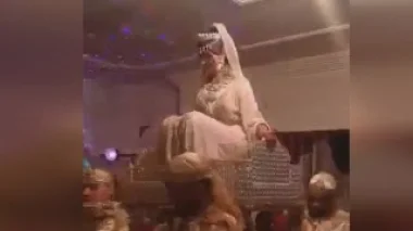 شاهد لحظة سقوط عروس مغربية من فوق العمارية