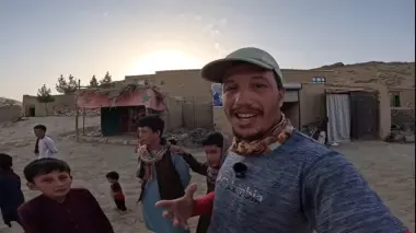 يرفعون العلم الوطني.. رحالة مغربي يكتشف قرية باسم "الرباط" في أقصى جبال أفغانستان