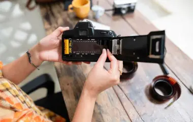 اشترت كاميرا قديمة من الإنترنت.. فوجدت داخلها صور سهرة غامضة تعود لأكثر من 20 عاماً