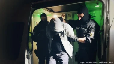 محاكمة شخص بتهمة ترك لاجئين في غابة وسط البرد القارس