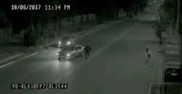 شخص يظهر من العدم لإنقاذ فتاة من حادث سيارة (فيديو)