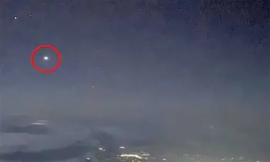 ظهور أجسام طائرة مجهولة يحير السلطات الأمريكية.. شهود يصفون مشاهدات "غريبة وغير مفسرة"