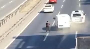 فيديو يحبس الانفاس لشخص يعبرطريقا سريعا بطريقة متهورة (فيديو)
