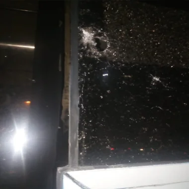 عصابة إجرامية مدججة بالسيوف استعملت دراجات نارية لاعتراض حافلة بنواحي فاس وتخريبها بالكامل