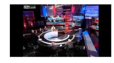 بالفيديو.. اشتباك بالأيدي بين ضيوف برنامج روسي على الهواء!