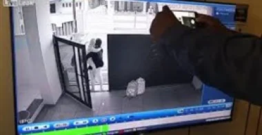لحظة اختطاف طفل من منزله بعد مغافلة أمه (فيديو)