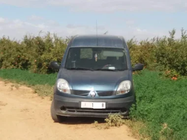 بالصور... سيارة جماعية مركونة في خلاء منذ أيام تثير فضول وتساؤلات نشطاء الفيسبوك !