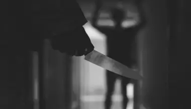 تركَت والدتها غارقة في الدماء.. شابة تطعن والدتها في رأسها وتلوذ بالفرار