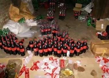 فايسبوكيون يكشفون حقيقة صورة المصنع العشوائي الذي ينتج الكوكاكولا من مواد كيماوية خطيرة بفاس