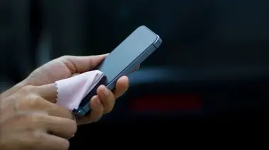 هواتفنا قنابل جرثومية صامتة.. وهذه هي الطريقة الصحيحة لتنظيفها دون إتلافها