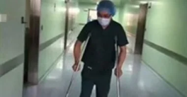 بالصور.. طبيب يجري عملية جراحية لمدة ساعتين على ساق واحدة