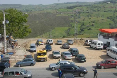 مواطنون يتذمرون من رشق سياراتهم بالحجارة على الطريق الرابط بين طنجة و تطوان