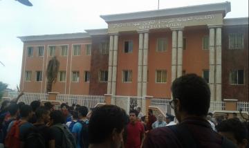بالصور... وقفة امام اكاديمية بني ملال واحتجاجات للتلاميذ بسبب تسريبات امتحانات البكالوريا