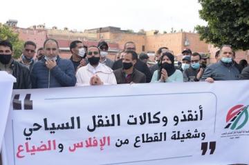مهنيو النقل السياحي يعلنون دخولهم في "مواجهات" مع شركات القروض.. 
