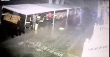 بالفيديو.. عاصفة تنتزع رجلًا وتطير به عدة أمتار
