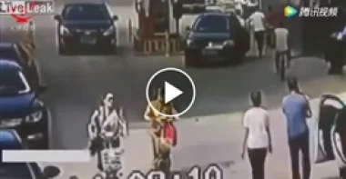 بالفيديو.. لحظة دهس امرأة حاولت اعتراض طريق سيارة