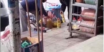 مصيبة...تجار يخلطون زيت الزيتون بالزيت العادية قبل بيعها للمواطنين ودعوات لمتابعتهما قضائيا (فيديو)