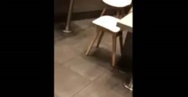 بالفيديو.. فأر ضخم يثير فوضى عارمة داخل مطعم كنتاكي