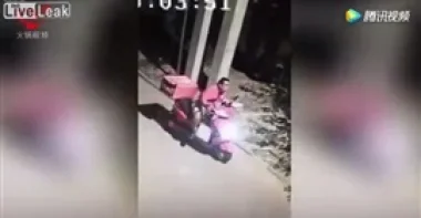 بالفيديو.. سائق "توصيل" بدين يأكل من الطلبات أثناء توصيلها