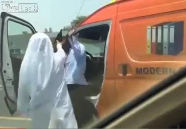 حبس الإماراتي المتهم  بالاعتداء على السائق الآسيوي بعد إنتشار فيديو على شبكات التواصل