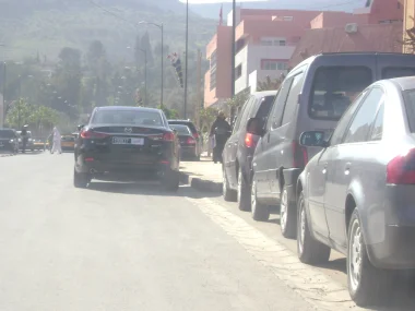 موكب وزير العدل والحريات يركن سياراته بمكان ممنوع ببني ملال