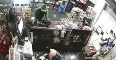 محاولة سرقة تنقلب على صاحبها (فيديو)