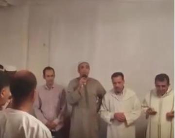 لحظة مؤثرة في جنازة اخت رشيد الوالي