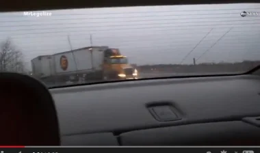 بالفيديو: لحظة نجاة سائق من حادث تصادم مع مقطورة