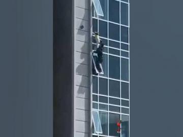 رجل يخاطر بحياته لانقاذ طفلة عالقة بالطابق الثامن (فيديو)