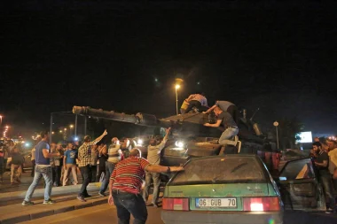 إعادة أزيد من 1800 موظف حكومي عزلوا بعد محاولة الانقلاب في تركيا إلى مناصبهم