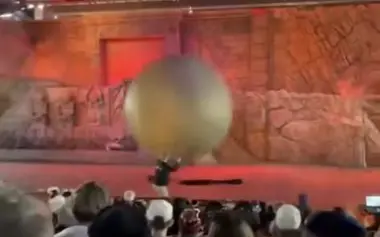 بالفيديو...كرة عملاقة تصطدم بموظف في ديزني وتطرحه أرضا خلال اعترضه لها