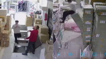 شاب يسقط في حفرة خلال انشغاله بهاتفه(فيديو)